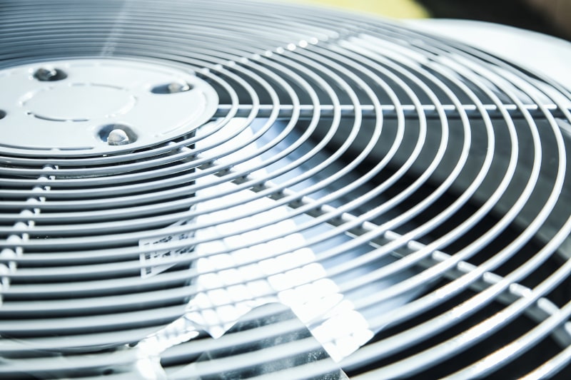 买一个新的空调系统还是继续修理你现在的空调?
